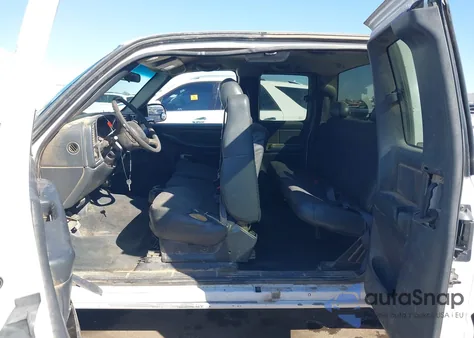 2001 Chevrolet Silverado 1500 из США, поврежденный, VIN 2GCEC19V311228016